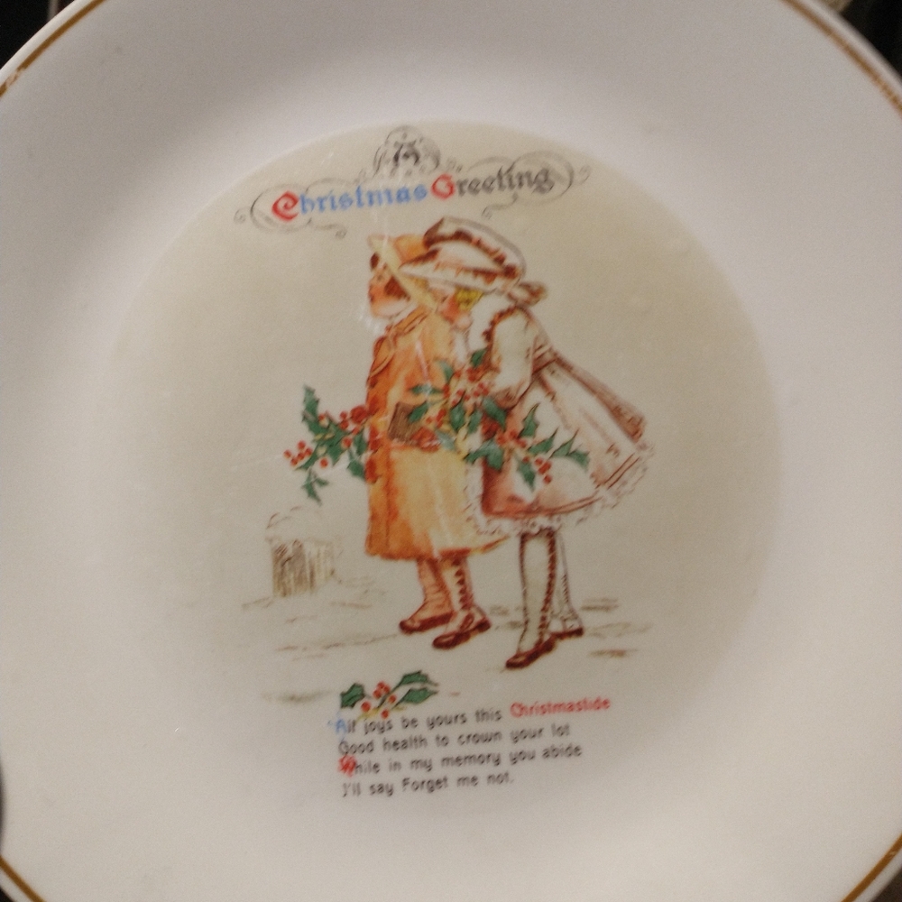Corning designs Christmas plate